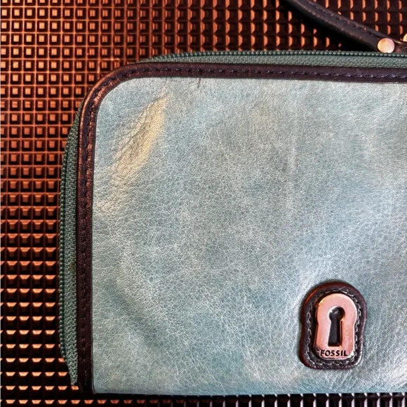 FOSSIL Multicolor Scalloped Design Wristlet - Picture 5 of 10